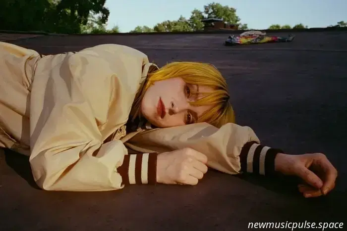 Hayley Williams veröffentlicht Video zu „Ego Death At A Bachelorette Party“