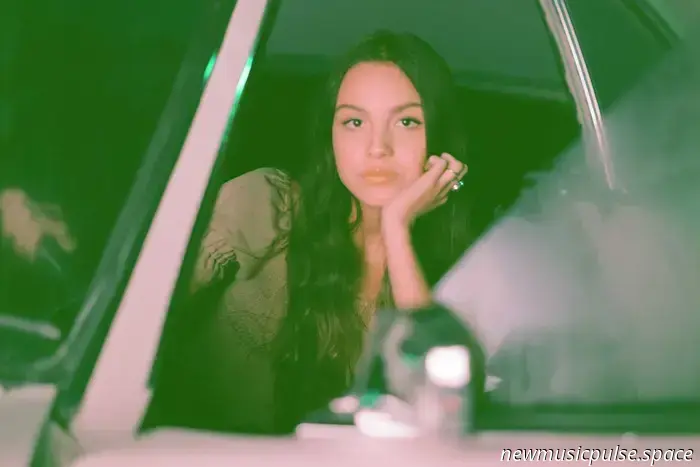 David Byrne interpretiert ‚drivers license‘, während Olivia Rodrigo das fünfjährige Jubiläum von ‚SOUR‘ feiert.