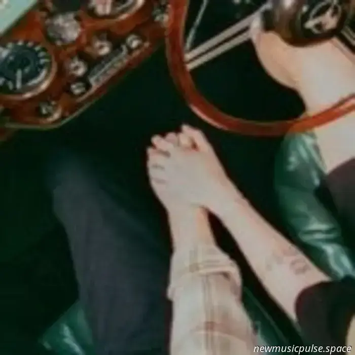 "Chocando el coche" y enamorándose con el nuevo sencillo íntimo de Blair Davie - Atwood Magazine