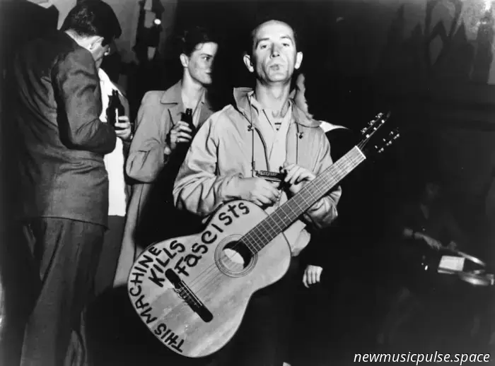 «Esta tierra es tu tierra»: El legado inconcluso de Woody Guthrie, desde la Gran Depresión hasta la América de Trump - Atwood Magazine