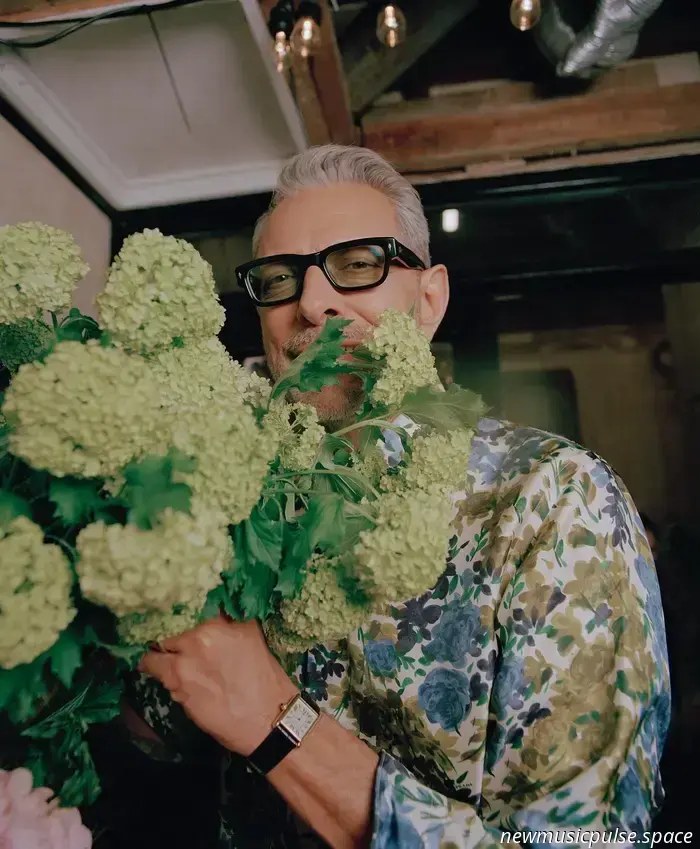 Interview: Jeff Goldblum swingt wieder mit 'Still Blooming' - Atwood Magazine