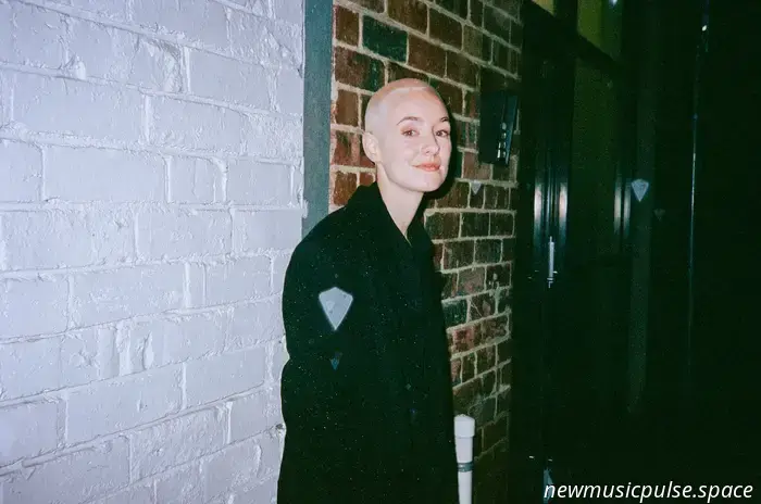 Künstler, auf den man achten sollte: GUTHRIE aus Melbourne findet auf „Adrenals“ Schönheit im Zerbrechen, eine seelenbewegende Hymne der Hingabe und des Überlebens – Atwood Magazine