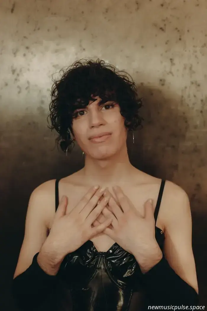 Jacob Alon condivide il nuovo EP 'the alon salon'.