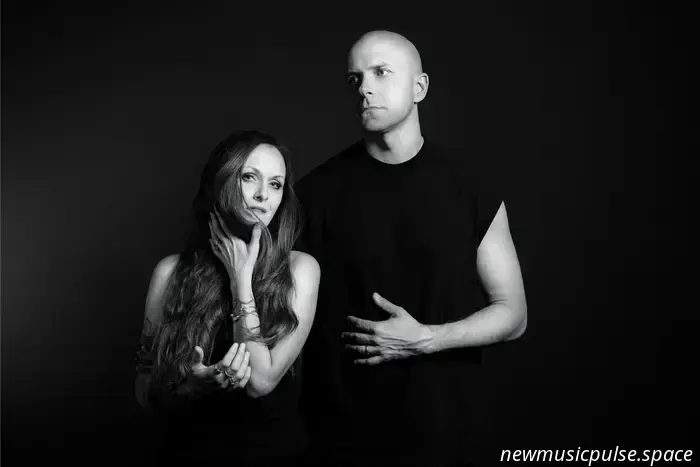 „Es ist nicht meins, das ich mit mir herumtrage“: Ein Essay von Buick Audra von Friendship Commanders - Atwood Magazine