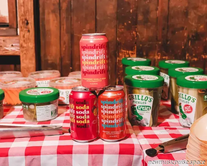 Die geliebte musikalische Benefizveranstaltung von The Wild Honey Pie verwandelt eine beengte Pizzeria in Brooklyn mit BENEE - Atwood Magazine