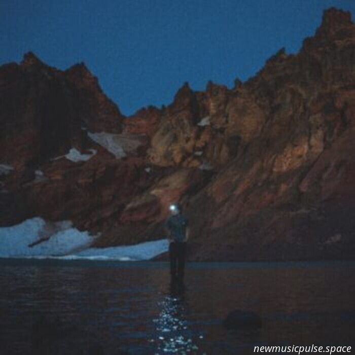 Intervista: Max McNown ha preso la strada più lunga per Nashville — e il percorso panoramico si vede in 'Night Diving (The Cost of Growing Up)' - Atwood Magazine