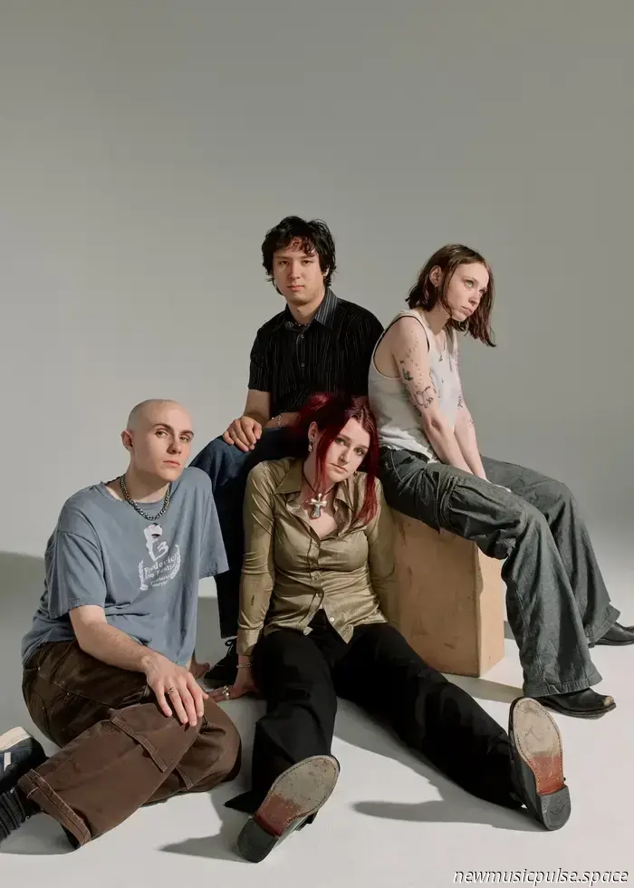 Entrevista: Momma Habla Sobre Su Cuarto Álbum Sin Filtros y sin Disculpas 'Welcome to My Blue Sky' - Atwood Magazine