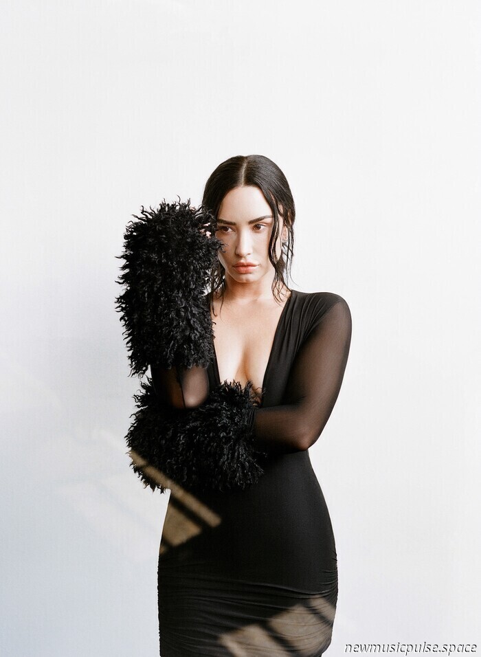 Lo siento, no lo siento, pero el pop de Demi Lovato ha vuelto (y «No es para tanto») - Atwood Magazine