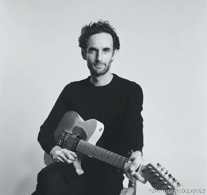 Una chiamata alla presenza: Julian Lage in conversazione