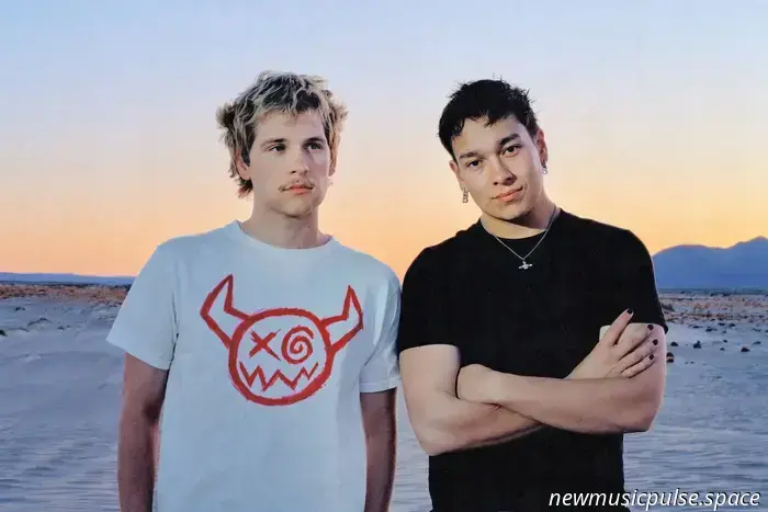 Joey Valence & Brae tanzen sich mit ihrem dritten Album 'HYPERYOUTH' durch die Angst vor dem Erwachsenwerden - Atwood Magazine