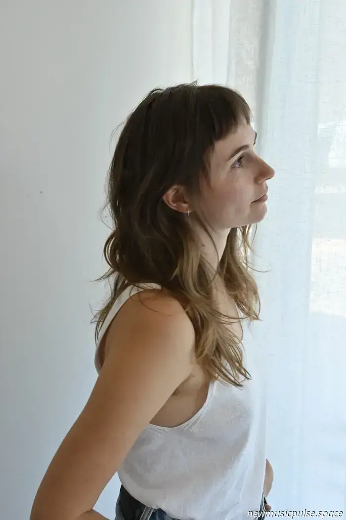 «The Heart Knows»: Изабель Рамбл мягко принимает перемены в своём втором альбоме «Hold Everything Lightly» — Atwood Magazine