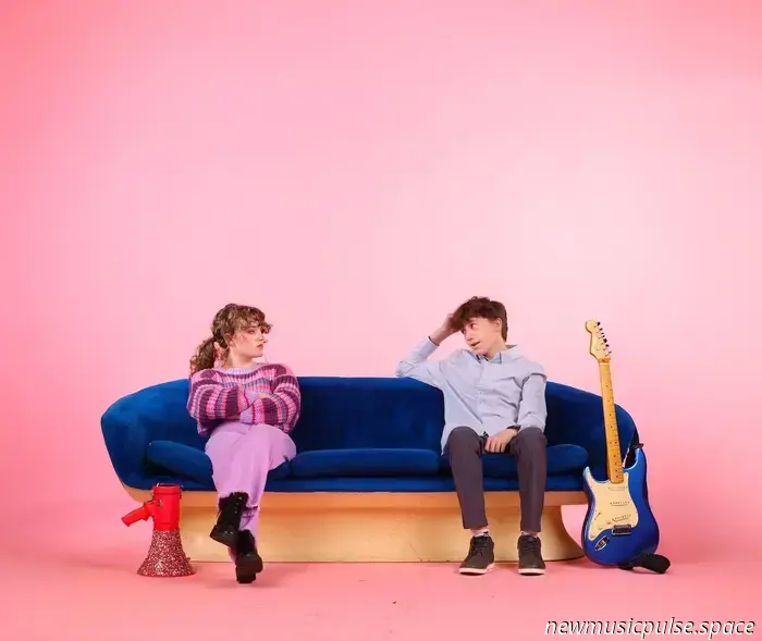 Premiere: Isabella & Sebastian bekämpfen Selbstsabotage stilvoll in „Lobbytommy“, einer glühenden Indie-Pop-Feier - Atwood Magazine
