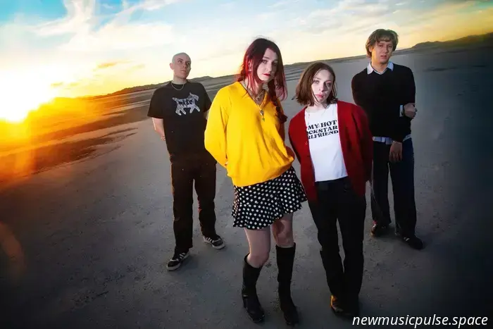 Entrevista: Momma Habla Sobre Su Cuarto Álbum Sin Filtros y sin Disculpas 'Welcome to My Blue Sky' - Atwood Magazine