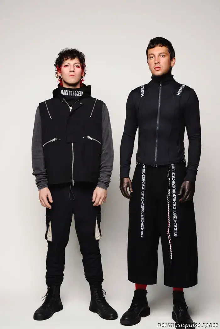 Twenty One Pilots Rompe una Nueva Era Audaz con "El Contrato" - Revista Atwood