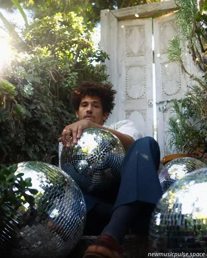 «Quiero que la gente baile»: la era disco de NoMBe combina estilo con ritmo, empoderamiento y herencia negra antes de ‘DIÁSPORA’ - Atwood Magazine