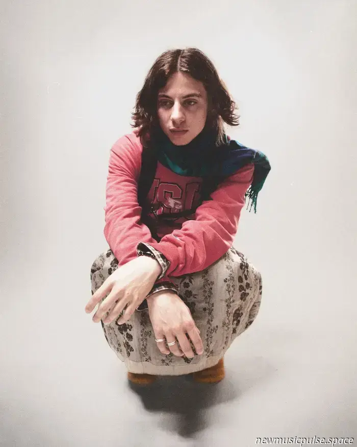 „Kühn, ehrlich und lebendig“: Louie Blue über die Gestaltung der warmen, stimmungsvollen, instinktgesteuerten Welt von ‚Blood & Bones‘ - Atwood Magazine