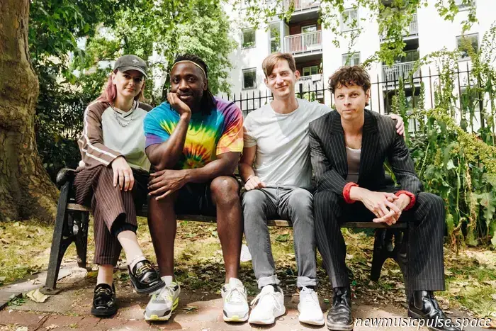 Bloc Party celebra el 20 aniversario de 'Silent Alarm' con una caja de lujo