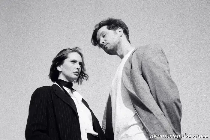 „Zerbrechlich, euphorisch und wahr“: Nick & June schmieden eine filmische Wiedergeburt auf „New Year’s Face“, eine intime Meditation darüber, wer wir waren, wer wir sind und wer wir werden könnten – Atwood Magazine