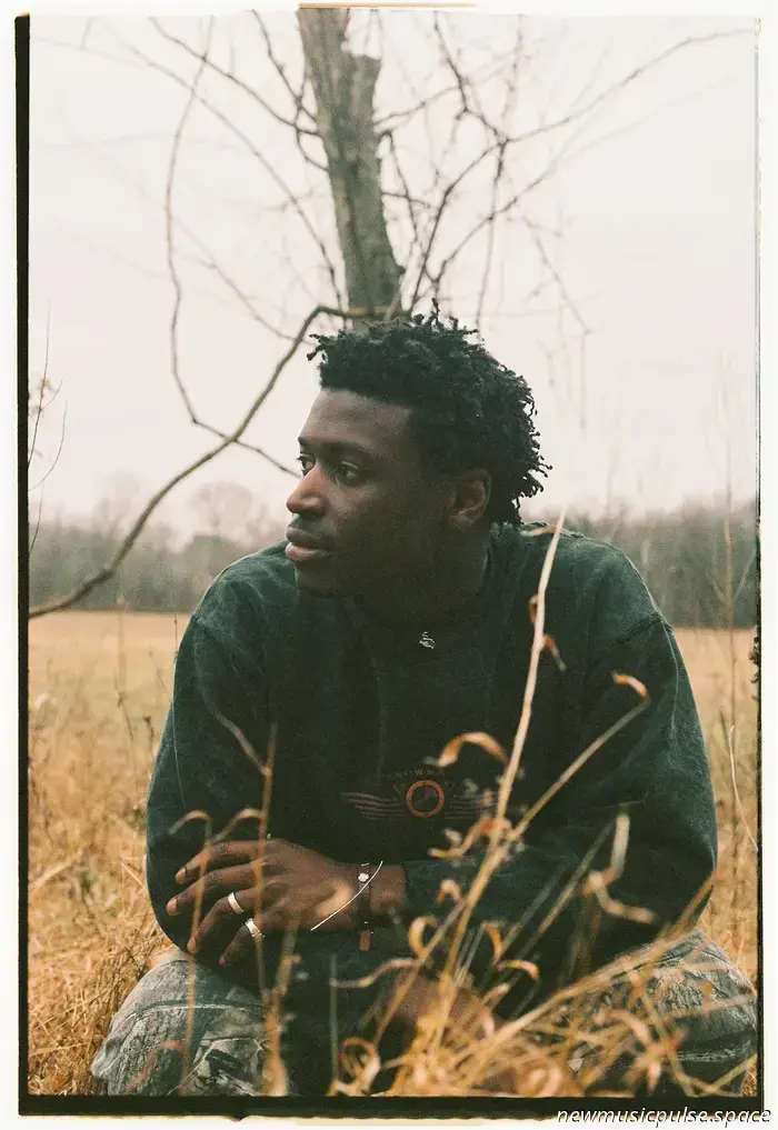 Mon Rovîa находит свой голос, свою силу и свою родословную в «Heavy Foot», протестном гимне для расколотого, пробуждающегося мира: «Нет, они никогда не смогут нас всех подавить» — Atwood Magazine