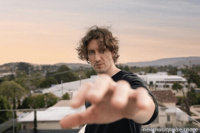 Dean Lewis supera le crisi in ‘The Epilogue (Deluxe)’ - Atwood Magazine