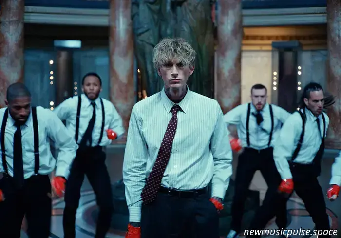 MGK abbina zanne a sentimenti nell'anthem pop-punk incisivo "Vampire Diaries" - Atwood Magazine