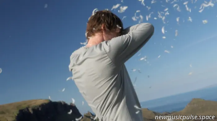 Bby Eco se dirige a Skye para el impactante vídeo '(i)'