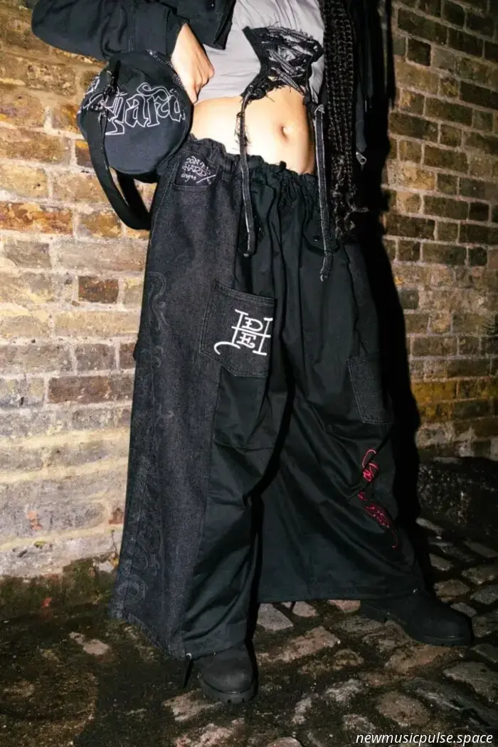 Lerne Milo Vogue kennen, den Community-First-Kurator und Upcycling-Designer, der JayaHadADream einkleidet.