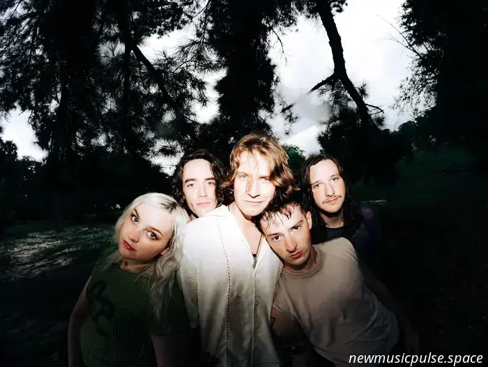 Caratteristica: "Burnout Days" di flipturn diventano sogni febbrili e commoventi sulla loro seconda raccolta - Atwood Magazine