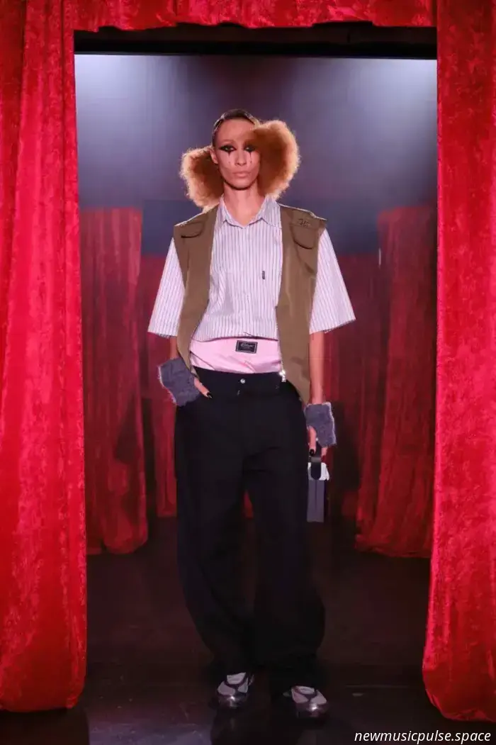 Live stream Jonathan Anderson's debut collection for Dior womenswear.