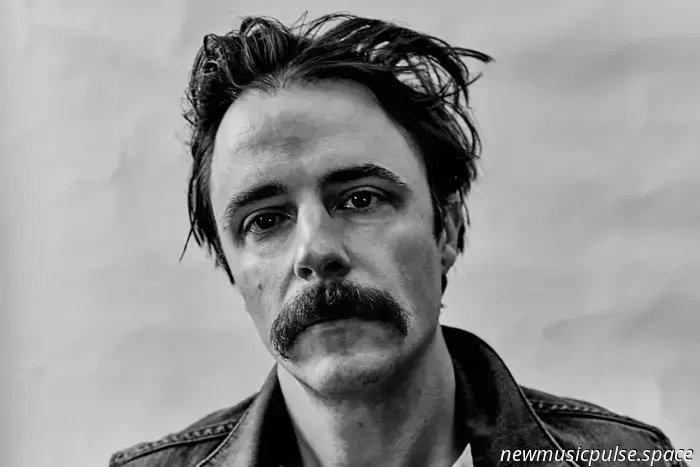 Entrevista: The Bones of J.R. Jones se sintoniza a sí mismo en 'Radio Waves', un íntimo álbum de memoria en movimiento - Atwood Magazine