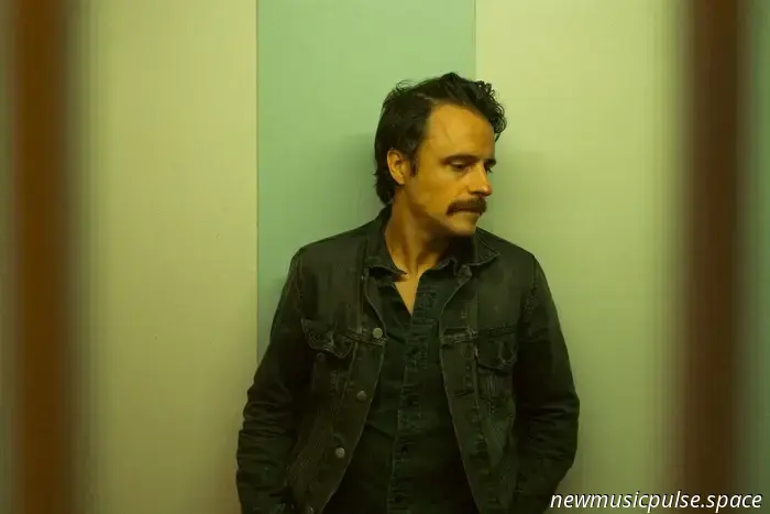 Премьера: “Кости Дж.Р. Джонса” воплощают в себе обновление, сожаление и тихую силу в фильме "Начни сначала" - журнал Atwood Magazine