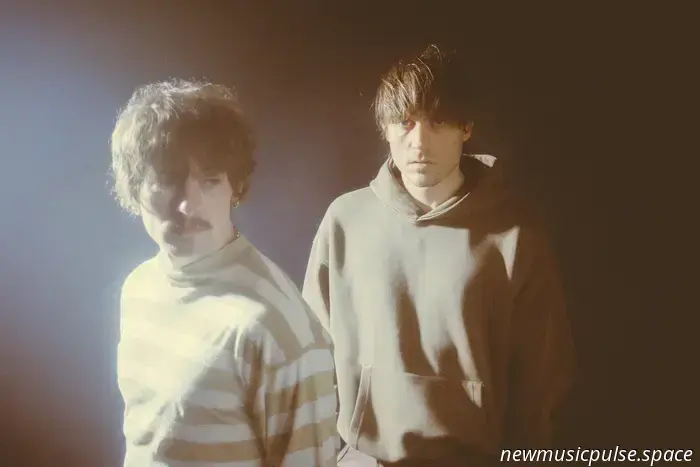 «questo non durerà per sempre»: joan abbracciano l'impermanenza, la creazione e la bellezza di vivere nel grigio nel loro secondo album cinematografico - Atwood Magazine