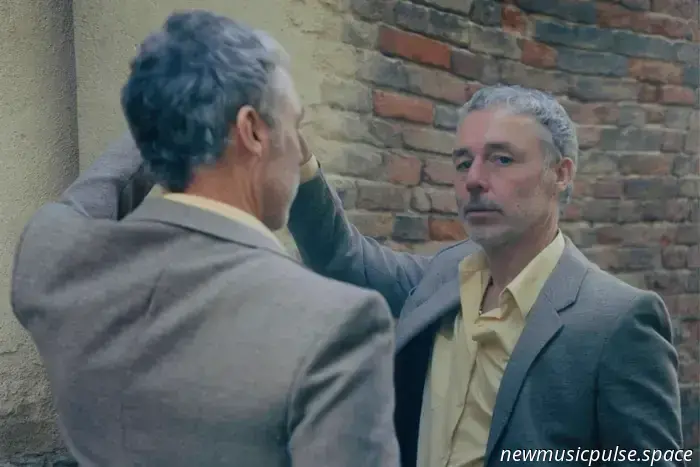 Baxter Dury si compiace nella disgrazia degli altri nel nuovo brano ‘Schadenfreude’