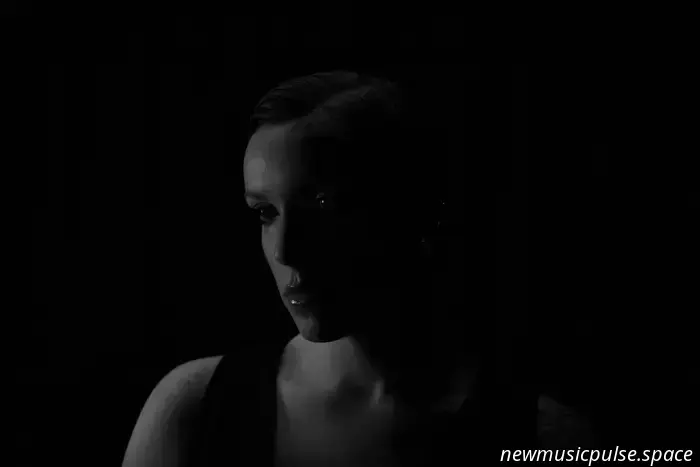 Anteprima: FRANK incanala fuoco e furore in «Steady Hands», un travolgente inno alt-rock di sopravvivenza e sfida - Atwood Magazine