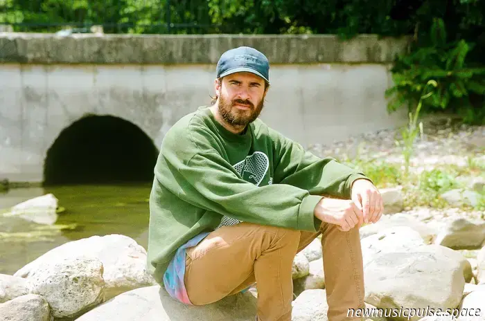 Reportaje: Petey USA sobre convertir pensamientos privados en espacio compartido y las verdades ficticias de «The Yips» - Atwood Magazine