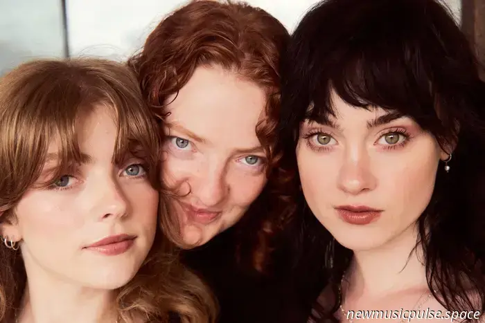 Intervista: il debutto dei Folk Bitch Trio presenta testi coraggiosi e armonie meravigliose - Atwood Magazine