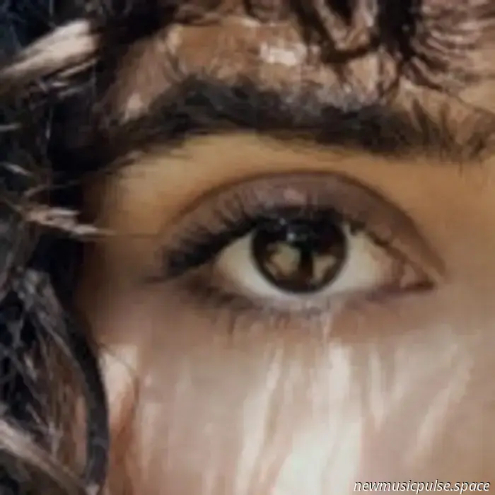 Artista da tenere d'occhio: Asha Banks si abbandona all'istinto in "Rerun", un confessionale meravigliosamente crudo su desiderio, dubbio e lasciar andare - Atwood Magazine