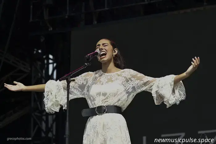 «Scrivo solo ciò che mi sembra reale»: Izzy Escobar brilla con un pop onesto e sentito nell'EP 'Sunny in London' - Atwood Magazine