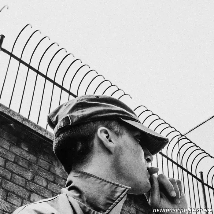 Will White dei Maccabees presenta il brano solista 'Out Of Nowhere'