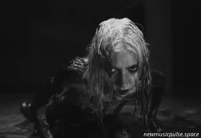 Eindringlich, schwer und lebendig: The Pretty Reckless kehren mit „For I Am Death“ zurück - Atwood Magazine