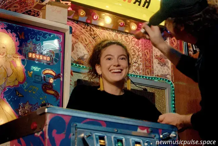 Estreno: «Caramel» de Becca Hannah es el paraíso jazzístico perfecto para suspirar por un amor no correspondido - Atwood Magazine