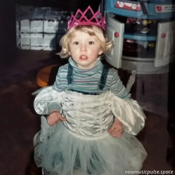 Dasha lo revela todo en la canción para la chica que nunca se rindió, "¡Oh, Anna!" - Atwood Magazine