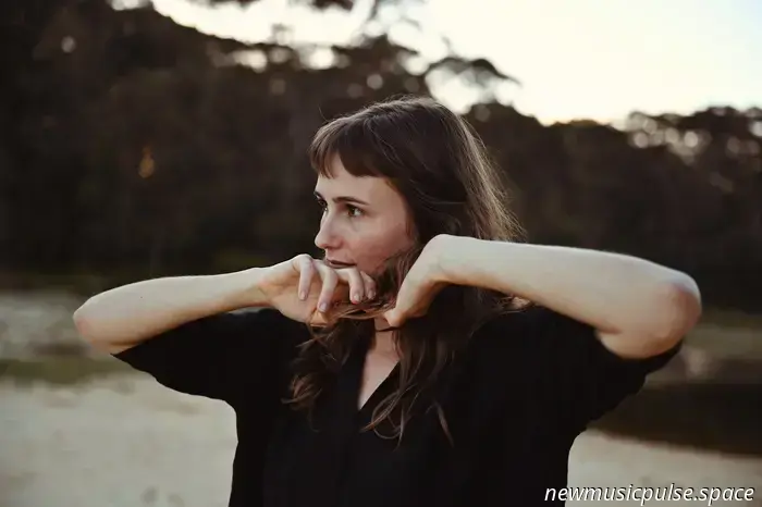 „Das Herz weiß“: Isabel Rumble vollzieht einen sanften Wandel auf ihrem zweiten Album ‚Hold Everything Lightly‘ - Atwood Magazine