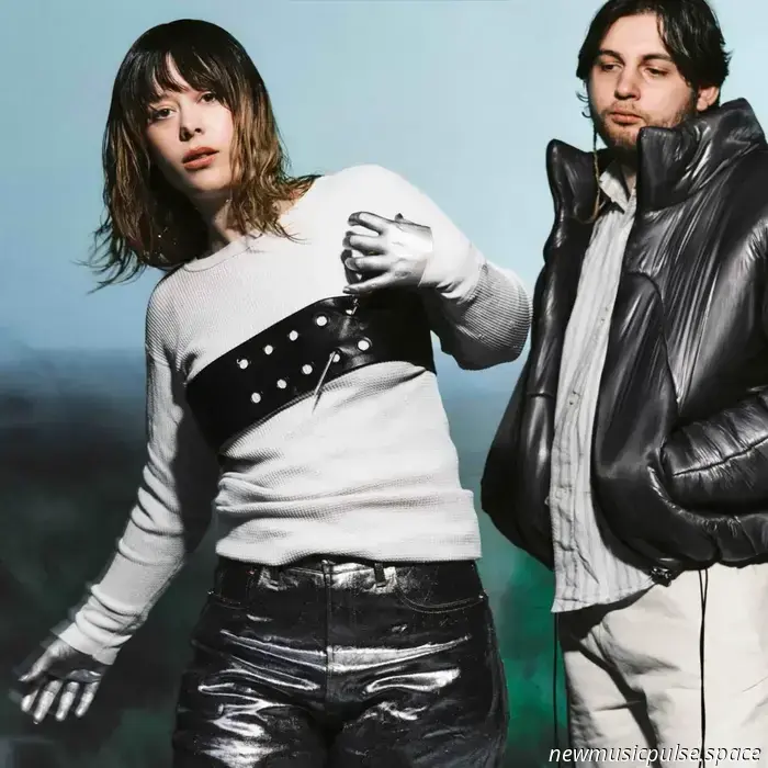 Silver Gores neues Lied „Dogs In Heaven“ enthält ein funkelndes Gefühl von Schönheit