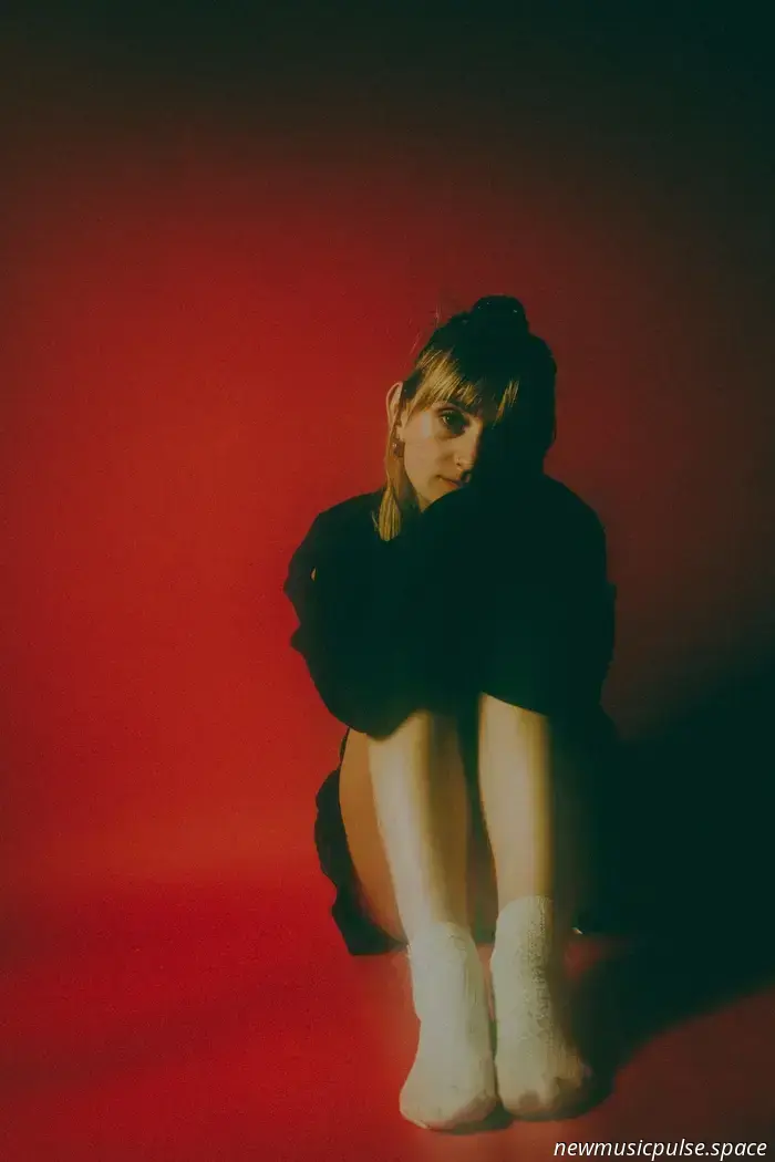 Queen Quail verwandelt Schmerz in Widerstandskraft auf „Southside“, eine schwelende, allmählich auflodernde Abrechnung - Atwood Magazine