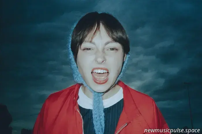 Sich bedeckt halten: Stella Donnelly im Interview