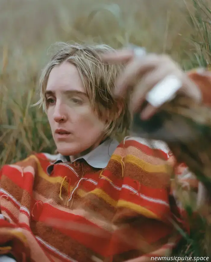  Característica: Shura revela el caos silencioso de ser humano y 'Me puse demasiado triste por mis amigos' - Atwood Magazine