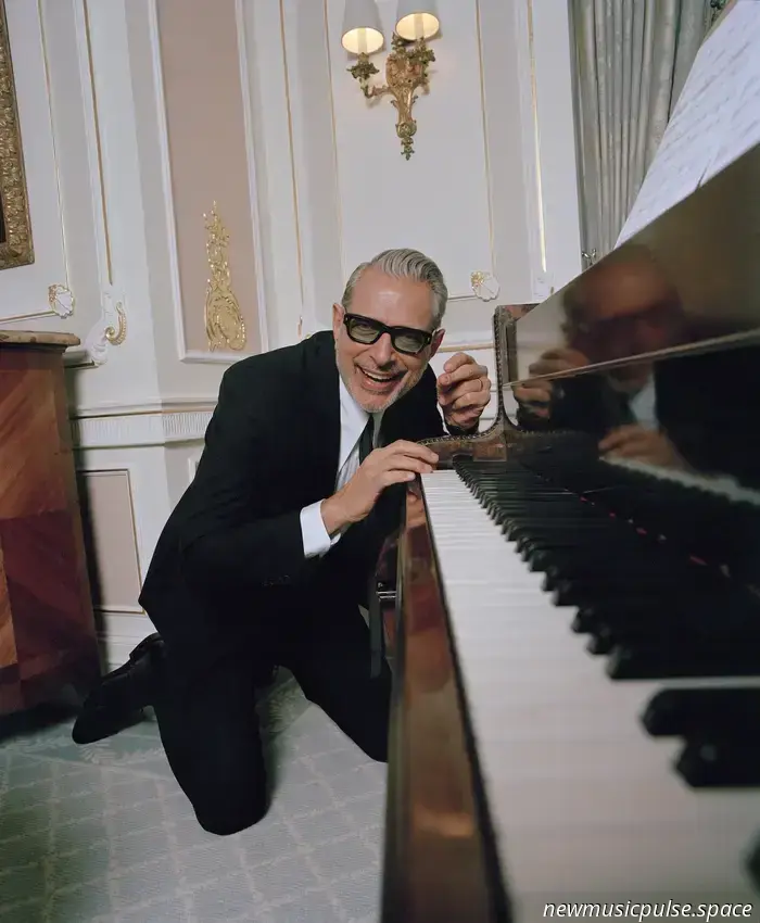 Interview: Jeff Goldblum swingt wieder mit 'Still Blooming' - Atwood Magazine