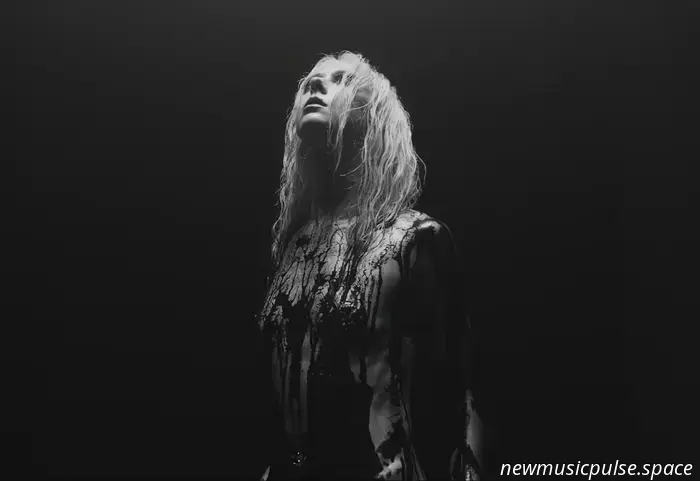 Eindringlich, schwer und lebendig: The Pretty Reckless kehren mit „For I Am Death“ zurück - Atwood Magazine