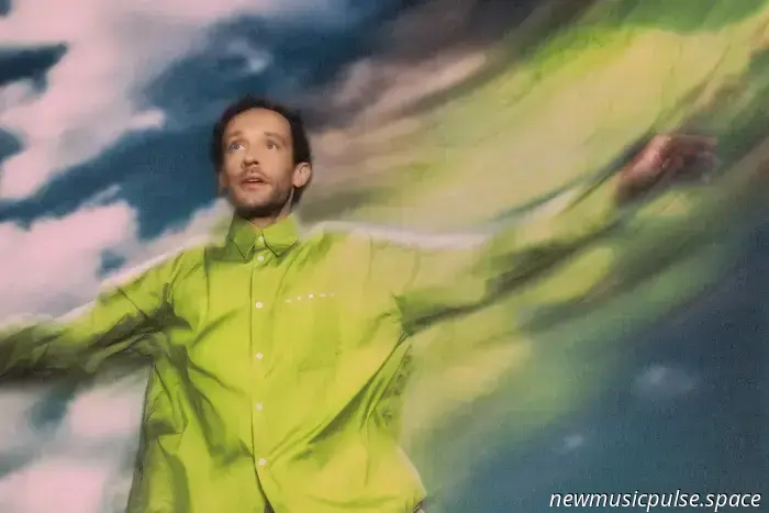 Interview: WRABEL setzt sich auf seinem kommenden Album „Up Above“ mit existenziellen Fragen auseinander - Atwood Magazine